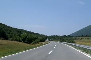 Road from Bosanski Petrovac to Bihać