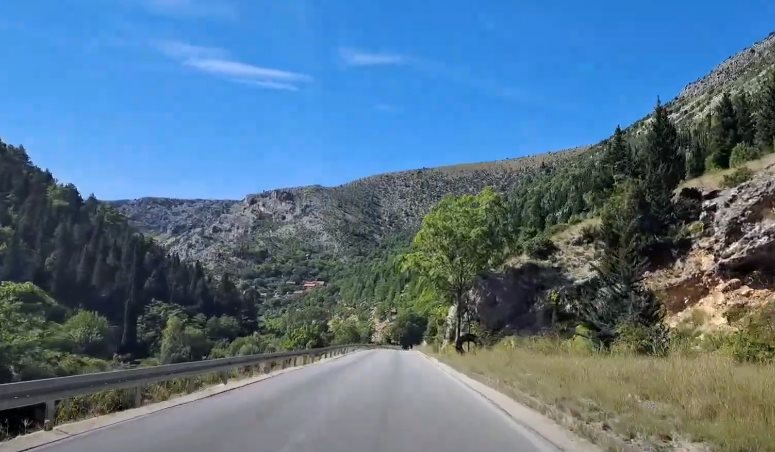 Road from border crossing Vraćenović to Stolac
